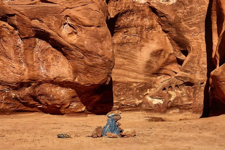 Foto ini diambil pada Sabtu 28 November 2020, Disediakan oleh Kelsea Dockham, bebatuan menandai lokasi di mana monolit logam pernah berdiri di tanah di daerah terpencil batu merah di Lembah Spanyol, Utah selatan Moab dekat Taman Nasional Canyonlands.