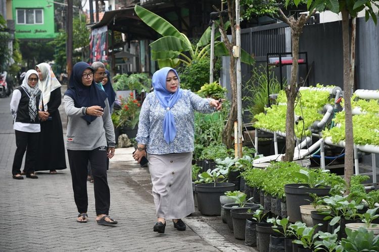 Wakil Ketua DPRD Surabaya Laila Mufidah menekankan pentingnya urban farming untuk ketahanan pangan dan keindahan kampung bagi masyarakat Kota Surabaya.