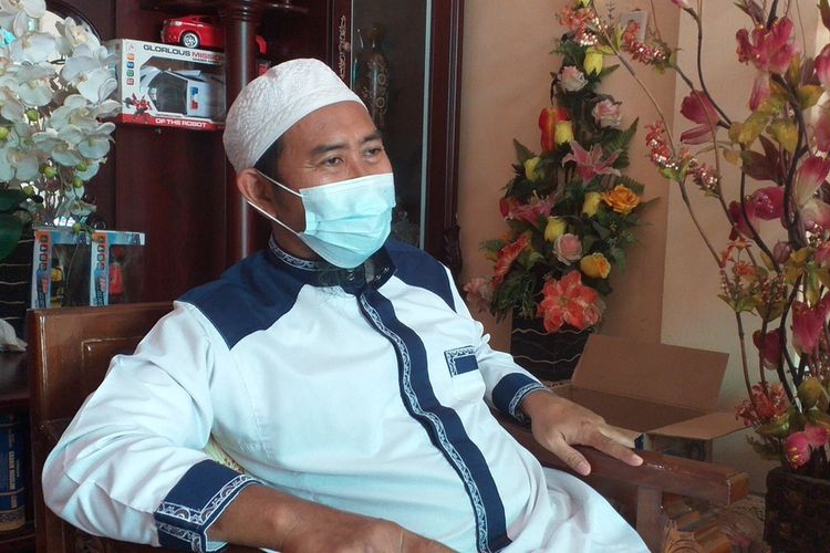 Ahmad S Udi (49), salah satu pasien yang sembuh dari Covid-19 saat diwawancarai Kompas.com di rumahnya di Jalan Ar Rosyidin, Kelurahan Sidomulyo Timur, Kecamatan Marpoyan Damai, Kota Pekanbaru, Riau, Jumat (18/12/2020).