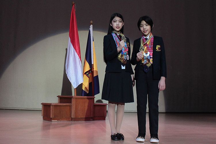 Dua kakak beradik Devon Kei Enzo dan Mischka Aoki kembali meraih dua Medali Emas, satu Medali Perak, dan Overall Winner Champion dari Indonesia di ajang IJMO (International Junior Math Olympiad) dan VANDA Global Science Final Olympiad.