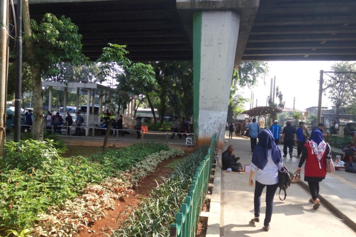 Jalur pejalan kaki yang nantinya jadi antara hall stasiun dan halte bus tranjakarta. Gambar diambil pada Selasa (25/7/2017).