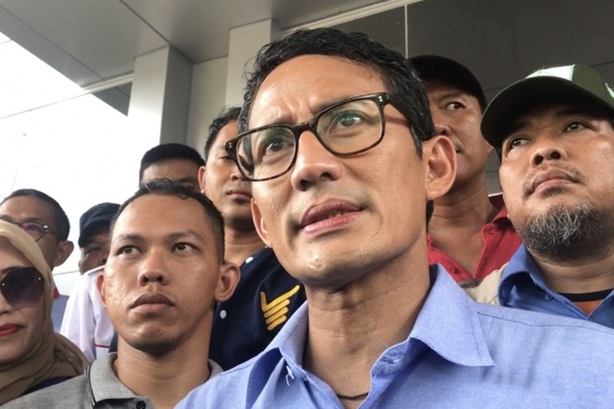 Calon wakil presiden nomor urut 02, Sandiaga Uno saat mengunjungi Kantor Kecamatan Penjaringan, Jakarta Utara, Selasa (23/4/2019). Sandiaga Uno mengunjungi kantor kecamatan untuk melihat proses rekapitulasi suara pasca pemilu 17 April pekan lalu. 