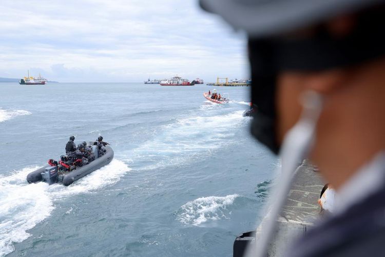 Petugas saat melakukan patroli laut di perairan Selat Bali