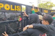 Demo di DPR, Mahasiswa Taruh Sekuntum Bunga untuk Polisi dan Ajak Diskusi