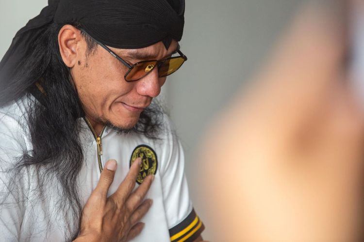 Utusan Khusus Presiden Bidang Kerukunan Beragama dan Pembinaan Sarana Keagamaan, Gus Miftah menyampaikan keterangan pers di Ponpes Ora Aji, Purwomartani, Kalasan, Sleman, D.I Yogyakarta, Jumat (6/12/2024). Gus Miftah menyatakan mengundurkan diri dari jabatan Utusan Khusus Presiden Bidang Kerukunan Beragama dan Pembinaan Sarana Keagamaan Kabinet Merah Putih serta mengucapkan terimakasih kepada Presiden Prabowo Subianto atas amanah dan kepercayaan yang telah diberikan kepadanya. ANTARA FOTO/Andreas Fitri Atmoko/sgd/nym.