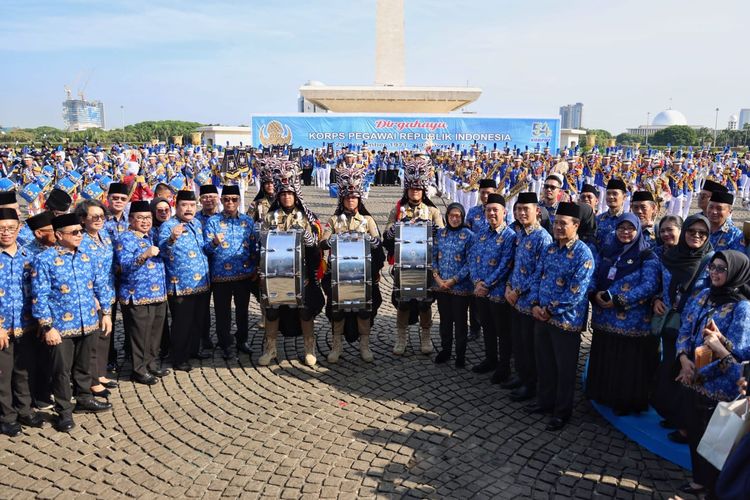 Upacara Peringatan Hari Ulang Tahun (HUT) ke-54 Korps Pegawai Republik Indonesia (KORPRI) di Jakarta, Senin (1/12/2025).