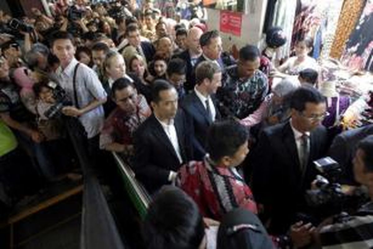 Gubernur DKI Jakarta yang juga presiden terpilih Joko Widodo (dua kiri) bersama CEO Facebook Mark Zuckerberg mengunjungi Blok A Pasar Tanah Abang, Jakarta, Senin (13/10/2014).