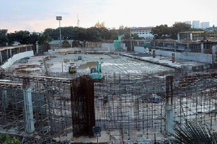 Proyek velodrom Rawamangun, Jakarta Timur, terus dikerjakan untuk mengejar penyelenggaraan cabang olahraga balap sepeda dalam Pesta Olahraga Bangsa-bangsa di Asia (Asian Games) 2018, Minggu (9/4). 