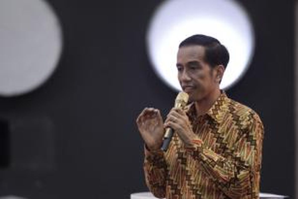 Calon Presiden nomor urut 2 Joko Widodo dalam acara Debat Capres 2014 putaran ketiga di Hotel Holiday Inn, Kemayoran, Jakarta, Minggu (22/6/2014) malam. Debat capres kali ini mengangkat tema 'Politik Internasional dan Ketahanan Nasional'.