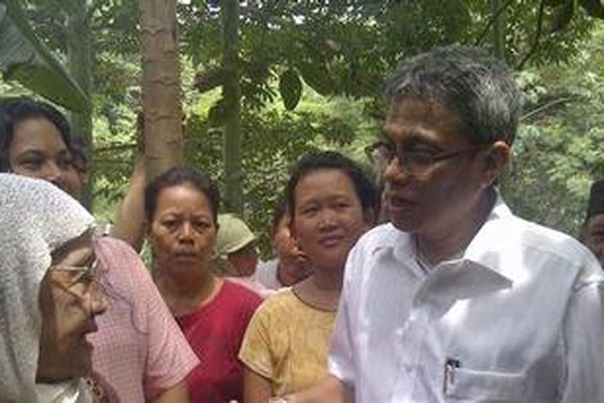 Bakal calon gubernur DKI Jakarta, Didik J Rachbini mengunjungi warga bantaran Kali Ciliwung, Condet, Jakarta Timur, Minggu (8/4/2012).