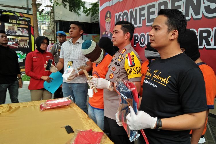 Kapolres Gresik AKBP Wahyu Sri Bintoro (tiga dari kiri) bersama jajaran Polres Gresik, saat memamerkan sejumlah barang bukti di halaman Mapolres Gresik, Kamis (21/3/2019).