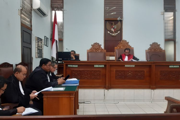 Tim Kuasa Hukum eks Sekretaris Mahkamah Agung (MA), Nurhadi Abdurachman Cs saat mengawal persidangan praperadilan di Pengadilan Negeri Jakarta Selatan, Senin (13/1/2020).