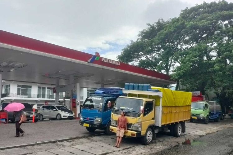 Solar Mulai Langka di Ambon, Sopir Truk Rela Antre Seharian di SPBU