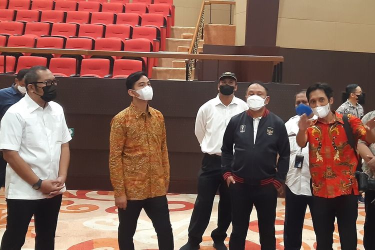 Menteri Pemuda dan Olahraga (Menpora) Zainudin Amali didampingi Wali Kota Solo Gibran Rakabuming Raka meninjau venue tenis meja di De'Tjolomadu, Kecamatan Colomadu, Karanganyar, Jawa Tengah, Senin (20/6/2022).