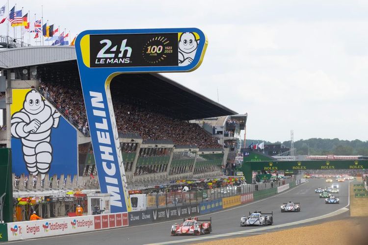 Sean Gelael dan Team WRT 31 (mobil terdepan) menunjukkan semangat comeback hebat untuk menyelesaikan balapan legendaris 24 Hours of Le Mans di posisi terhormat kelima pada Minggu (11/6/2023).