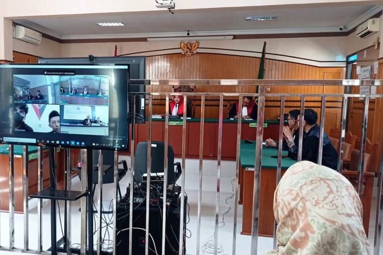 Jalannya persidangan pembacaan vonis suami siram istri dengan air keras hingga tewas di PN Cianjur, Jawa Barat, Kamis (21/7/2022) siang. Terdakwa dijatuhi hukuman seumur hidup.