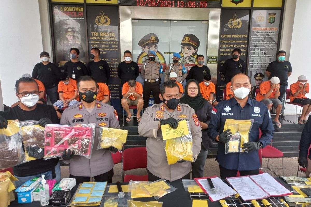 Konferensi pers pengungkapan tiga pabrik tembakau sintetis ilegal di Mapolres Tangerang Selatan, Jumat (10/9/2021).