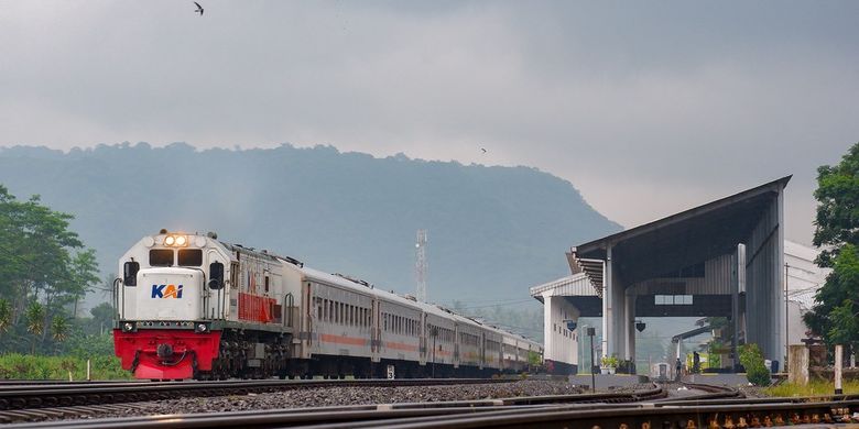 Potrait kereta api di Stasiun Ketapang, Banyuwangi. KA Sangkuriang rute Bandung-Ketapang (PP) hadir mulai 1 Mei 2026.