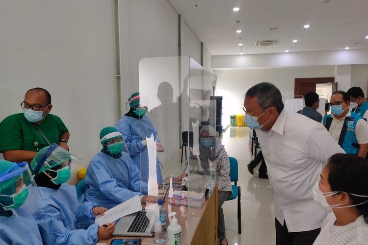 Wakil Wali Kota Benyamin Davnie meninjau pelaksanaan vaksinasi Covid-19 di Rumah Sakit Umum Tangerang Selatan, Jumat (15/1/2021).