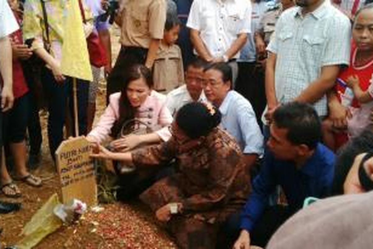 Menteri Pemberdayaan Perempuan dan Perlindungan Anak Yohanna Yambise (tengah) saat mengunjungi makam PNF (9), korban bocah pembunuhan yang meninggal dalam kardus, Kelurahan Kalideres, Kecamatan Kalideres, Jakarta Barat, Rabu (7/10/2015).