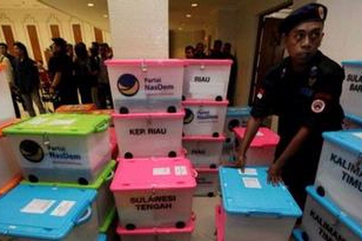 Simpatisan dan pengurus Partai Nasdem menyerahkan berkas kepada Komisi Pemilihan Umum Pusat di Jakarta, Jumat (10/8/2012). KPU mulai membuka pendaftaran mulai 10 Agustus hingga 7 September 2012 sementara proses verifikasi parpol peserta Pemilu 2014 berlangsung 11 Agustus hingga 30 November 2012. 