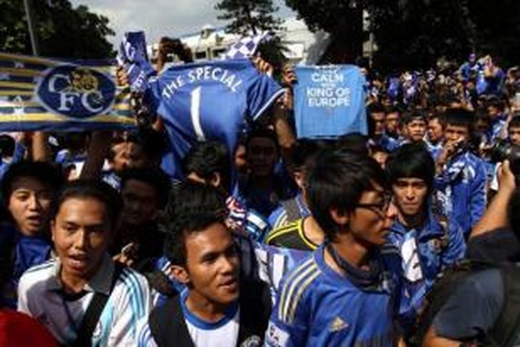 Penggemar memenuhi pintu masuk Bandara Halim Perdanakusuma, Jakarta Timur, untuk menyambut  kedatangan tim Chelsea, Selasa (23/7/2013). Chelsea akan melakukan pertandingan persahabatan melawan tim Indonesia All Star pada Kamis, 25 Juli 2013.