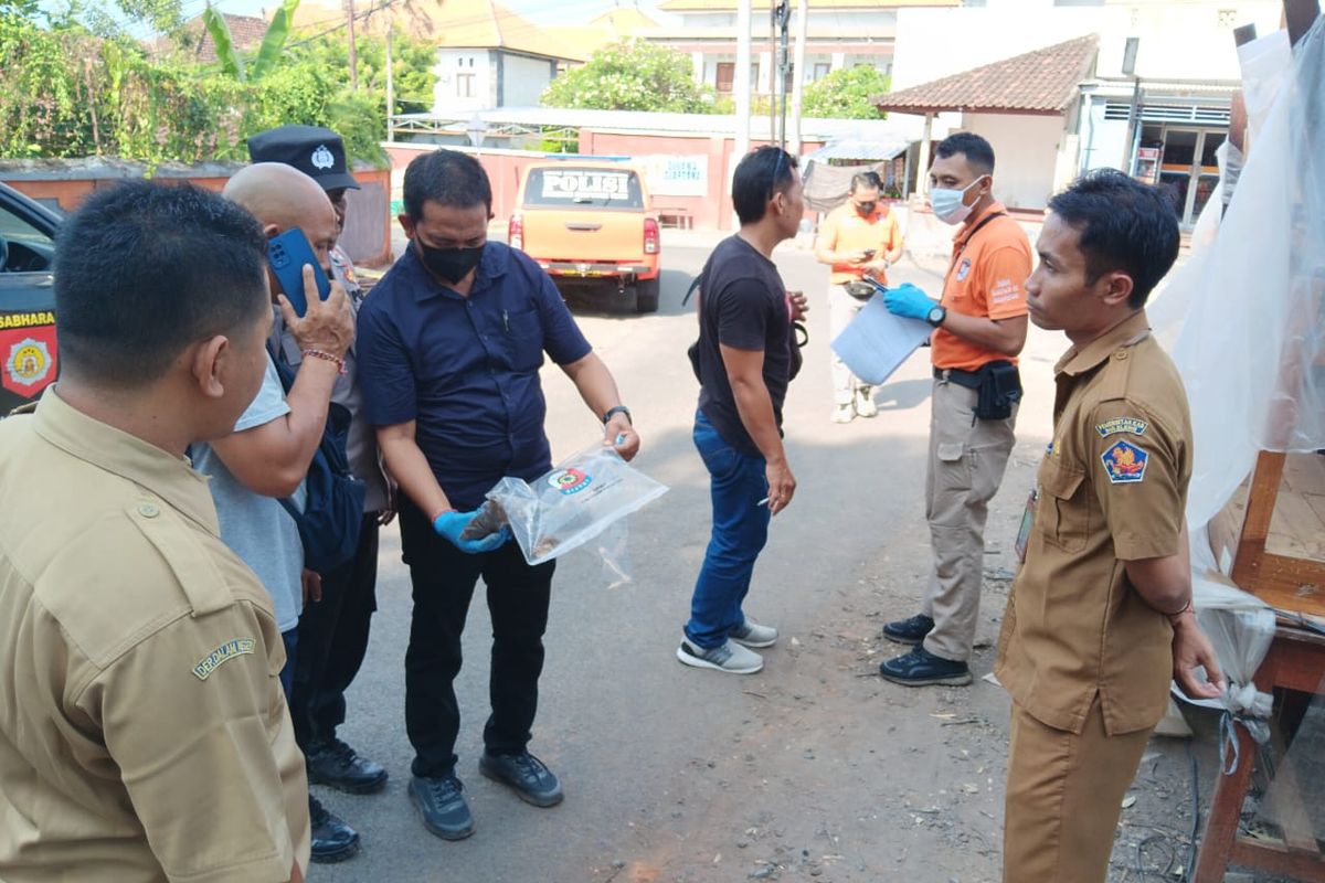 Polisi mengamankan lokasi penemuan tulang belulang yang diduga kerangka manusia di lokasi proyek SD Negeri 3 Banjar Tegal, Kabupaten Buleleng, Provinsi Bali, Senin (14/10/2024).