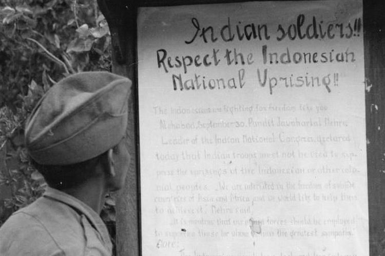 Sebuah poster yang dipasang oleh para pejuang Indonesia di Surabaya yang meminta agar pasukan India tidak melawan mereka. Poster itu berbunyi: ?Pandit Jawaharlal Nehru, pemimpin Kongres Nasional India, memerintahkan hari ini [30 September 1945] bahwa pasukan India tidak boleh digunakan untuk menekan perjuangan Indonesia dan pihak nasionalis lainnya.