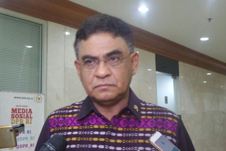 Ketua DPP PDI Perjuangan, Andreas Hugo Pareira di Kompleks Parlemen, Senayan, Jakarta, Senin (24/7/2017).