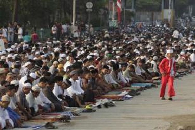 Warga menjalankan shalat Idul Fitri di Pelabuhan Sunda Kelapa, Jakarta, Kamis (8/8/2013). Setelah menjalankan ibadah puasa selama 1 bulan, umat Islam merayakan Hari Raya Idul Fitri 1434 Hijriah.