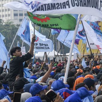 Buruh mengibarkan bendera organisasinya saat menghadiri perayaan Hari Buruh Internasional 2025 di Kawasan Monas, Jakarta, Kamis (1/5/2025). Hari Buruh Internasional 2025 mengambil tema Merajut Kebersamaan untuk Peningkatan Kesejahteraan Pekerja dan Produktivitas Nasional. 