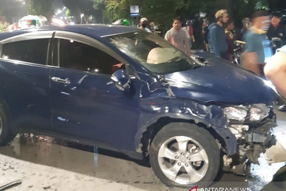Honda HRV biru tua B 97 ARP yang dikendarai seorang mahasiswi menabrak dua orang hingga tewas dan satu lainnya luka parah di Jalan DI Panjaitan, Jakarta Timur, Rabu (15/7/2020) dini hari.