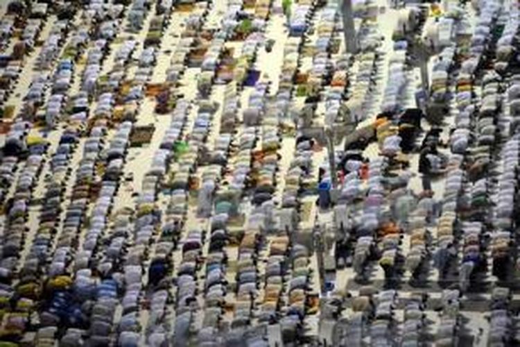 Umat Islam menjalankan shalat di Masjidil Haram, Kota Mekkah, Arab Saudi, bagian dari kegiatan haji, 8 Oktober 2013. Lebih dari dua juta muslim tiba di kota suci ini untuk ibadah haji tahunan.