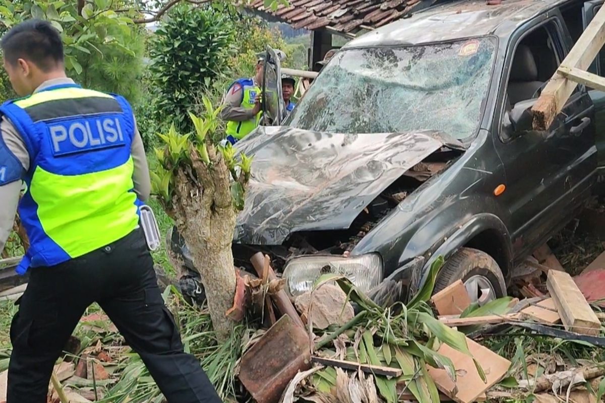 Sejumlah petugas Unit Gakum Satlantas Polres Kuningan Jawa Barat melakukan olah TKP kecelakaan yang melibatkan lima ASN PUTR Kabupaten Kuningan, Senin (22/5/2023). Polisi sebut, kecelakaan terjadi diduga karena rem blong.