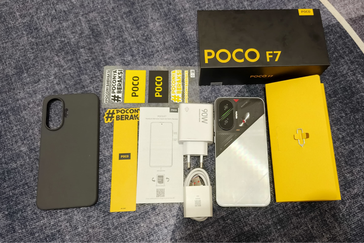 Isi kotak kemasan Poco F7 yang terdiri dari softcase, adapter charger, kabel data USB-C, stiker dan bookmark bertema Poco, kartu garansi dan buku panduan, serta SIM Ejector.