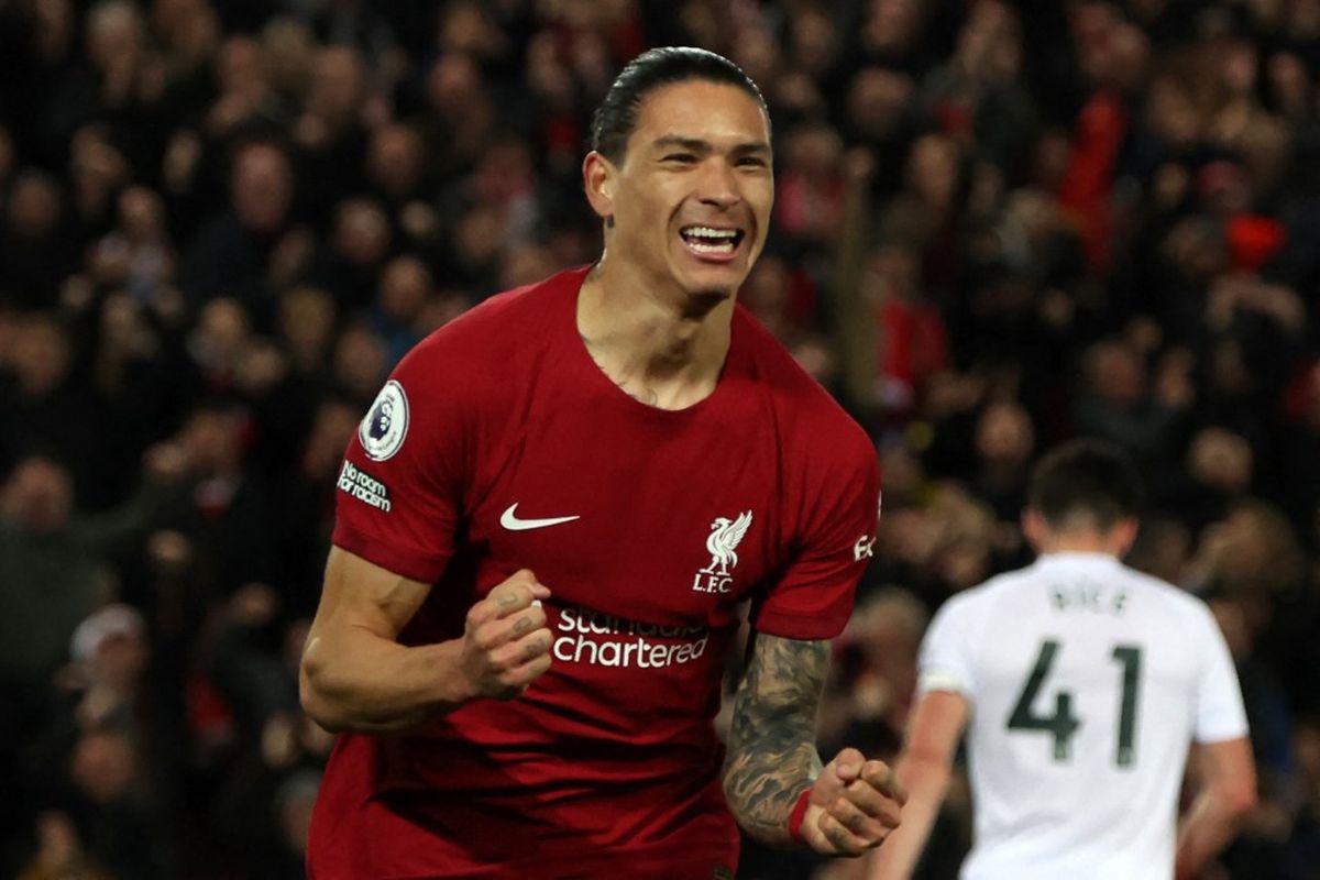 Selebrasi Darwin Nunez usai mencetak gol dalam pertandingan Liverpool vs West Ham United pada lanjutan Liga Inggris 2022-2023 di Stadion Anfield, Kamis (20/10/2022) dini hari WIB. Ini merupakan gol perdana Darwin Nunez di Stadion Anfield. Terdekat, Darwin Nunez bakal membela Liverpool dalam laga kontra Tottenham di Liga Inggris. Laga Tottenham vs Liverpool dijadwalkan berlangsung di Tottenham Hotspur Stadium pada Minggu (6/11/2022) malam WIB. (Foto oleh Nigel Roddis/AFP)