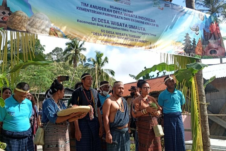 Foto: Warga Desa Umauta menyambut rombongan dari Kementerian Pariwisata dan Ekonomi Kreatif (Kemenparekraf) saat berkunjung ke desa itu, Jumat (8/10/2022).