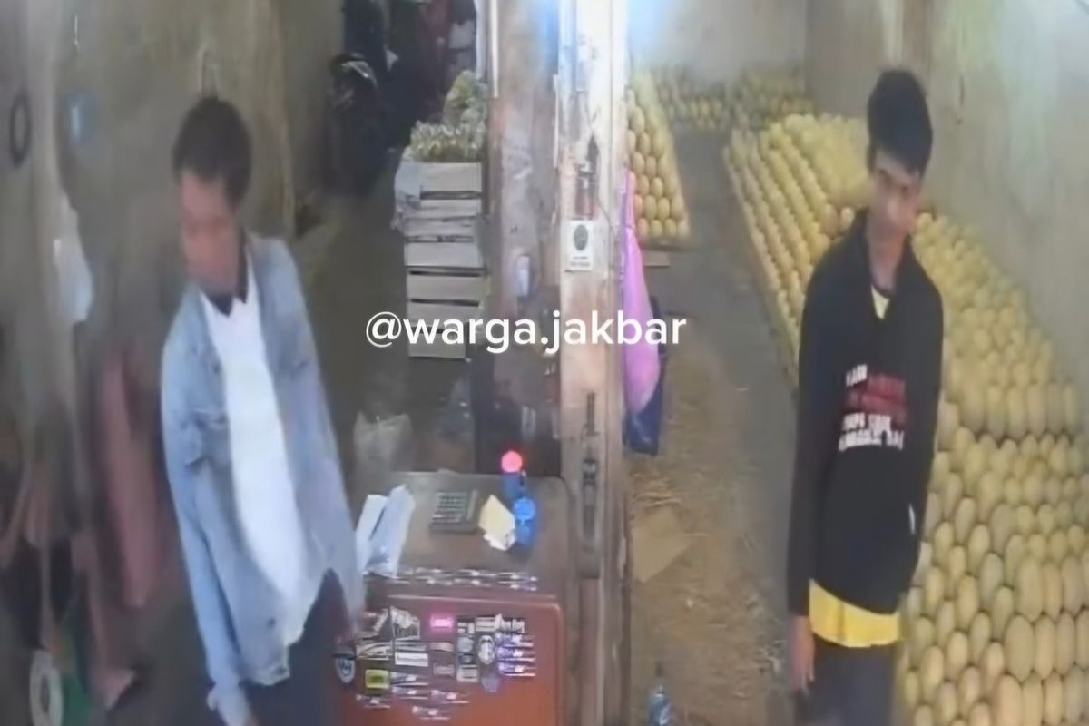 Seorang pedagang buah melon di Pasar Stasiun Angke, Jalan Sawah Lio V, Jembatan Lima, Tambora, Jakarta Barat, berinisial S menjadi korban pemalakan pada Jumat (15/8/2025).
