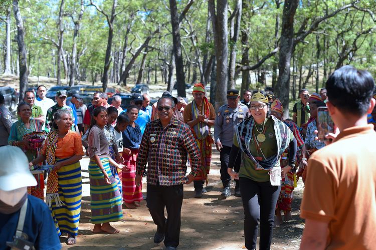 Direktur Tata Kelola Destinasi, Ibu Florida Pardosi bersama Penjabat (Pj) Bupati TTS Edison Sipa di destinasi wisata hutan bonsai, TTS, Jumat (16/8/2024).