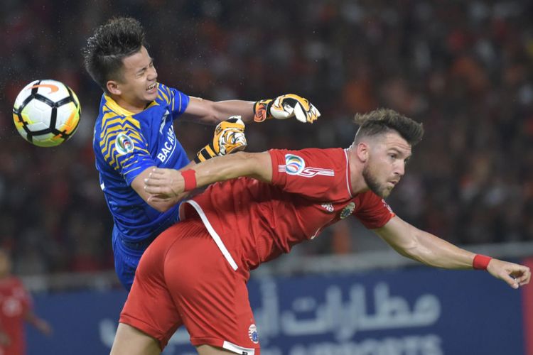 Kiper Song Lam Nghe An, Le Quang Dai, berduel dengan penyerang Persija Jakarta, Marko Simic, pada laga Piala AFC di Stadion Utama Gelora Bung Karno, Rabu (14/3/2018).