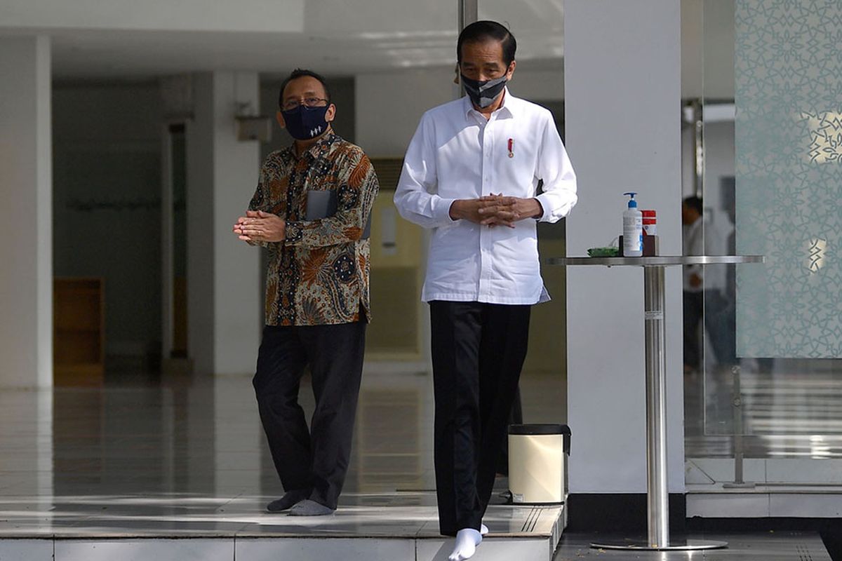 Presiden Joko Widodo (kanan) didampingi Mensesneg Pratikno meninjau kesiapan penerapan prosedur normal baru di Masjid Baiturrahim, Kompleks Istana Kepresidenan, Jakarta, Kamis (4/6/2020). Jokowi berharap, saat masjid-masjid di wilayah DKI Jakarta mulai dibuka untuk shalat berjemaah, maka aktivitas serupa juga bisa dilakukan di Masjid Baiturrahim.