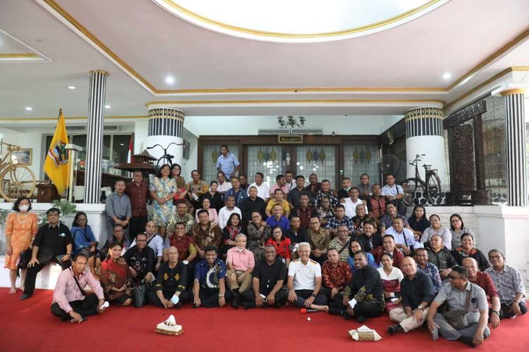Gubernur Jateng Ganjar Pranowo menyambut puluhan pendeta asal Maluku yang singgah di Rumah Dinasnya, Minggu (11/9/2022).