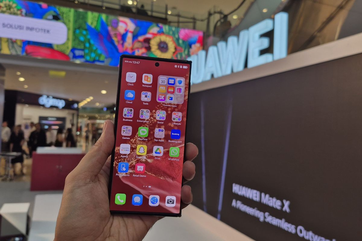 Ponsel lipat tiga Huawei Mate XT Ultimate rilis di Indonesia, Rabu (30/4/2025).