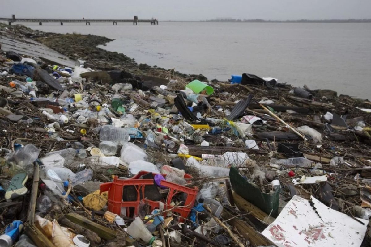 Plastik di  pantai muara Thames, di Cliffe, Kent. (Dan Kitwood / Getty Images)