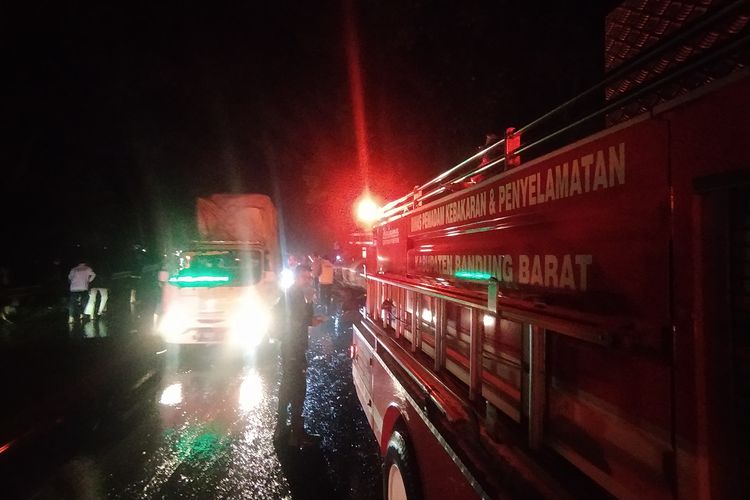 Dua unit mobil pemadam kebakaran disiagakan untuk menyiram Jalan Raya Padalarang-Cianjur, Kabupaten Bandung Barat (KBB), Jawa Barat, Minggu (7/4/2024).