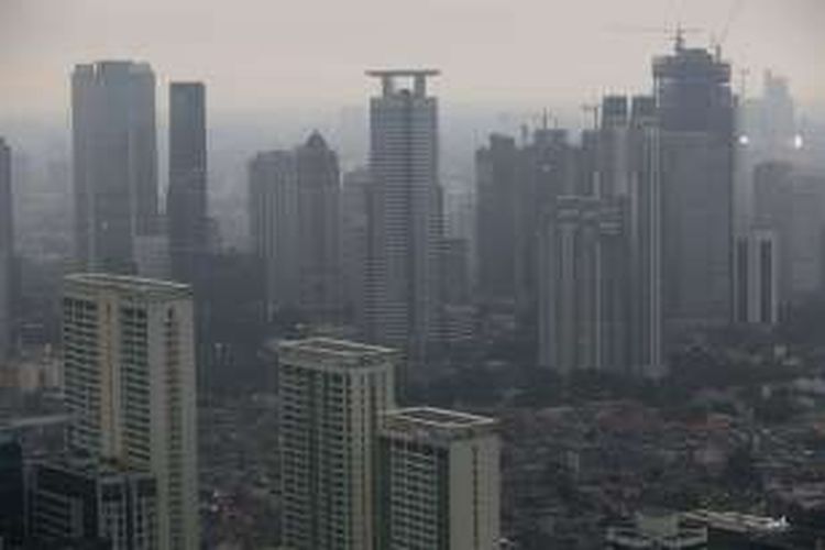 Suasana pembangunan gedung bertingkat tingkat tinggi atau high rise di Jakarta, Kamis, (10/11/2016). Pembangunan ini meliputi perkantoran, apartemen, dan hotel.