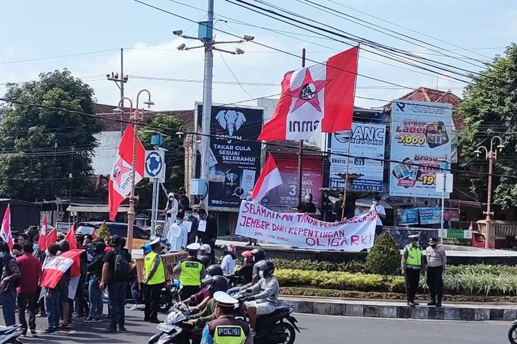 Mahaasiswa yang tergabung dalam GMNI menggelar aksi di depan DPRD Jember menolak rencana tambang pasir besi (29/9/2021)