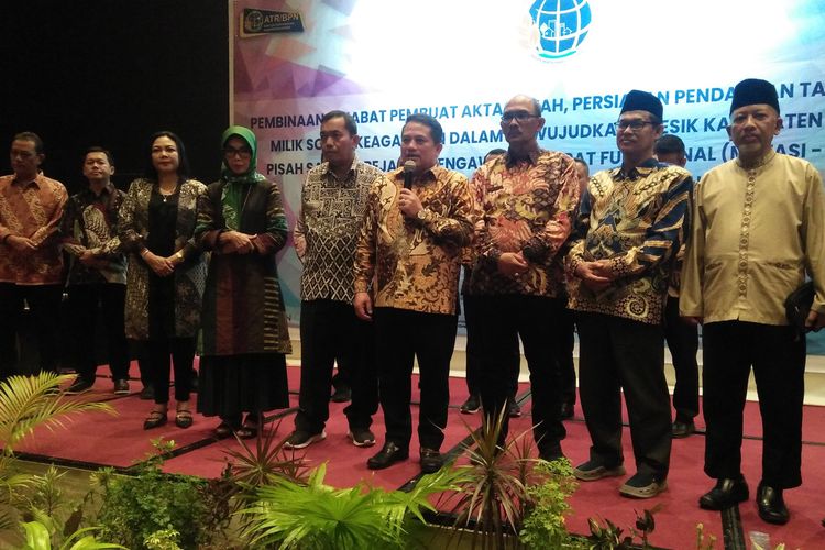 Kepala BPN Gresik Asep Heri (pegang mikrofon), saat memberikan sosialisasi akan pentingnya memiliki sertifikat tanah di salah satu hotel yang ada di Gresik, Jawa Timur, Jumat (5/5/2023).