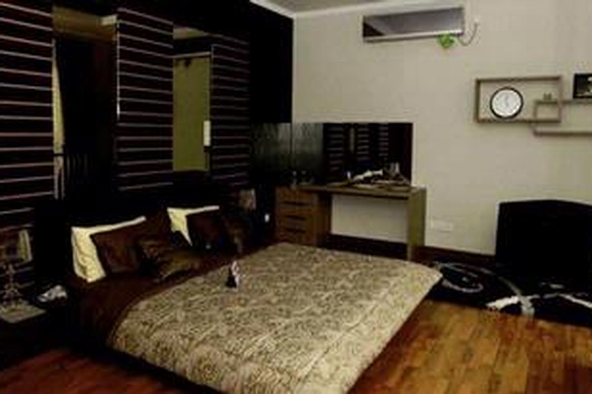 Kamar tidur contoh di rumah contoh Kebayoran Village, Bintaro Jaya, ini menawan dengan pemilihan parket kayu sebagai pelapis lantai. 