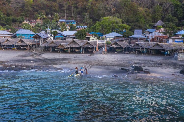 Nelayan di Desa Lamalera B, Kecamatan Wulandoni, Kabupaten Lembata, Provinsi Nusa Tenggara Timur (NTT)   pada Selasa (21/11/2023).
